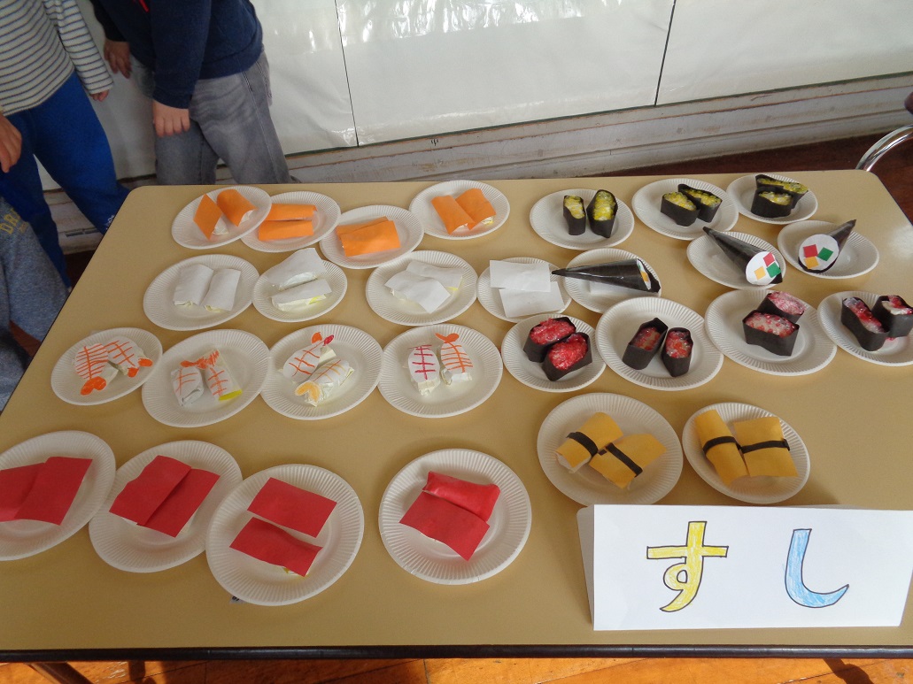 子どもたちが作ったネタか並ぶお寿司屋さん