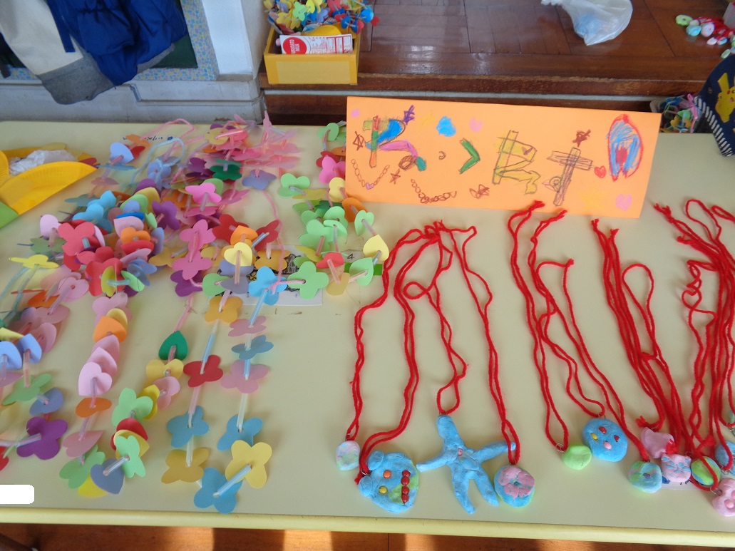 子どもたちの作った商品をお店に並べます