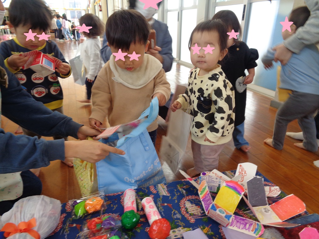 小さい子がお買い物しています