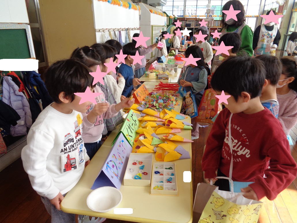 こどもたちがお店屋さんごっこで買い物をしている