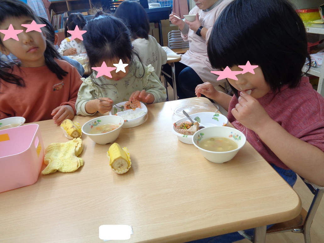 お弁当を食べている