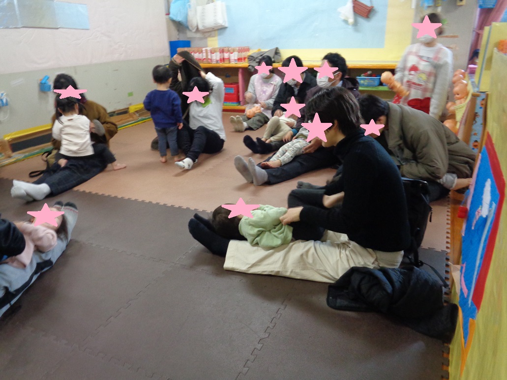 親子でふれあい遊びを楽しんでいる