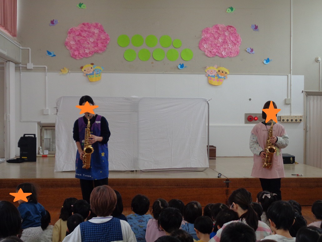 職員が楽器を演奏している