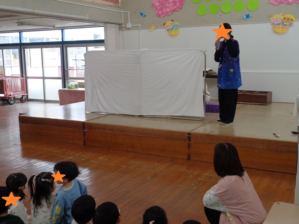 仕切りの後ろにいる先生当てクイズ