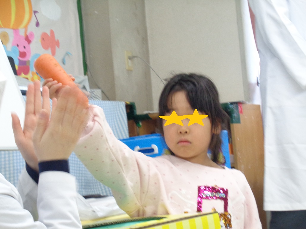 箱の中に入っている野菜当てクイズ