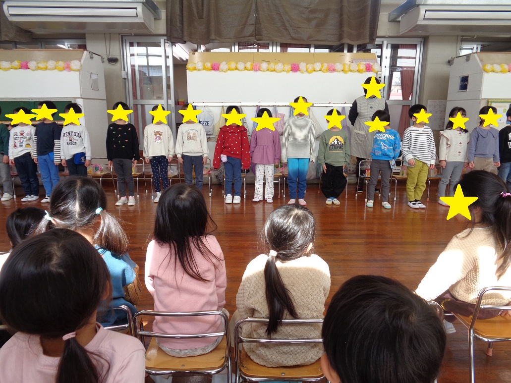 年長児が歌を歌っている