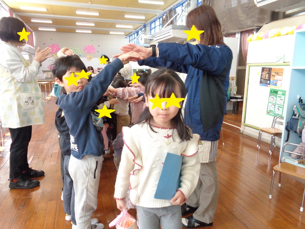 花道を通りぬける年長児