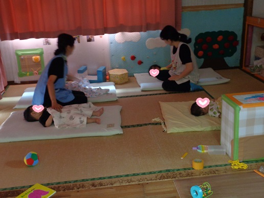 いっぱい遊んで、ぐっすりお昼寝する0歳児