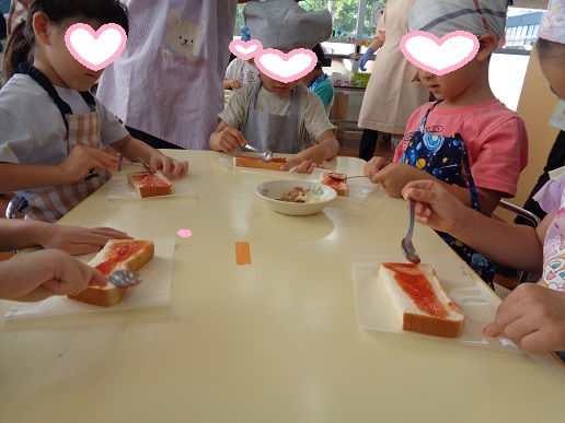 ピザ作りを楽しむ5歳児
