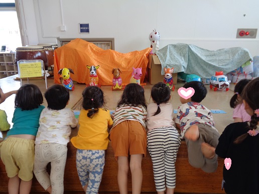 並んだ景品に身を乗り出して眺める子どもたち