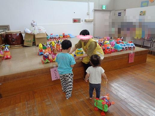 チケットと景品を交換する子どもたち