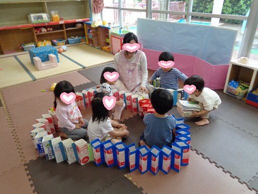 牛乳パックをお風呂に見立て遊んでいます