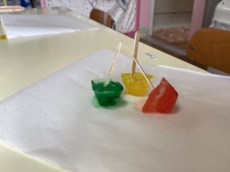 色水に棒を立て氷スティックにしたお絵描き
