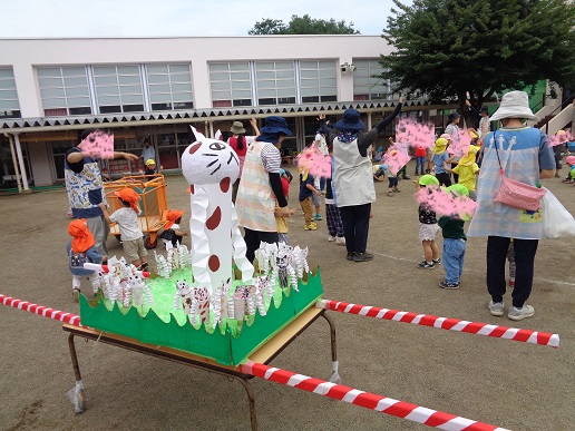 所庭でのおまつりごっこの様子