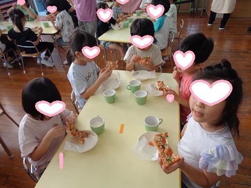自分で作ったピザを喜んで食べる様子