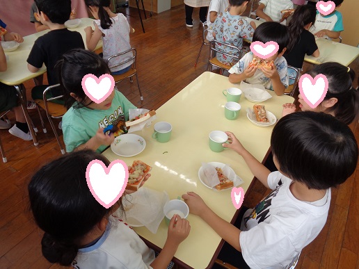 自分で作ったピザを喜んで食べる様子