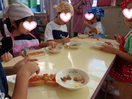 ピザ作りを楽しむ5歳児