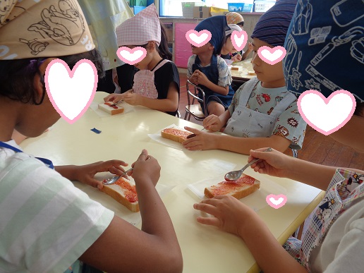 ピザパン作りを楽しむ5歳児