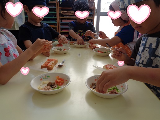 ピザ作りを楽しむ5歳児