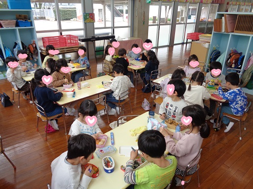 お弁当を喜んで食べるすみれ組