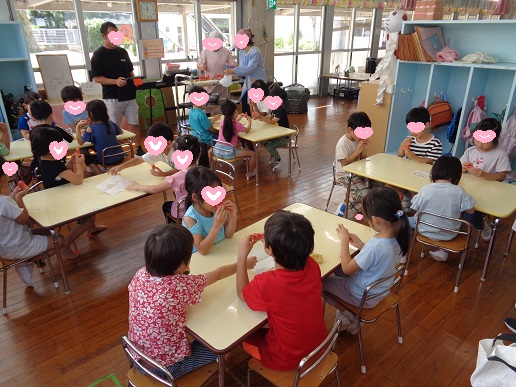 収穫したスイカを味見する子どもたち