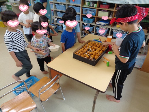 たこ焼き屋さんのやり取りを楽しむ様子