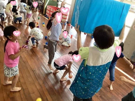 ホールで玉入れを楽しむ4歳児