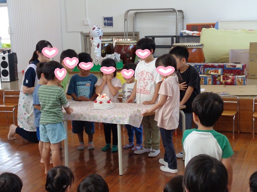 誕生日ケーキのロウソクを吹き消す様子
