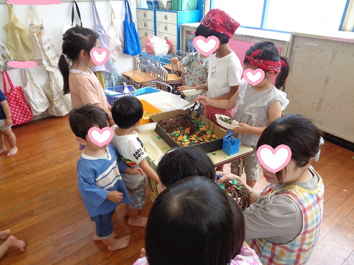 焼きそば屋さんになりきり小さいクラスの子どもたちとふれあう様子