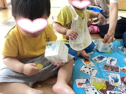 寒天ゼリーの感触を楽しむ0歳児