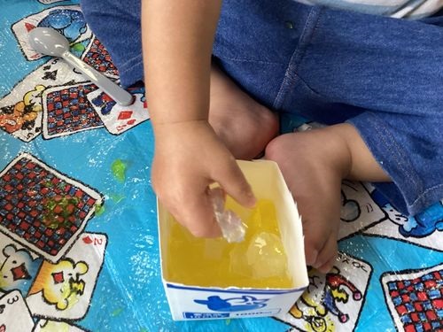 寒天ゼリーの感触を楽しむ0歳児
