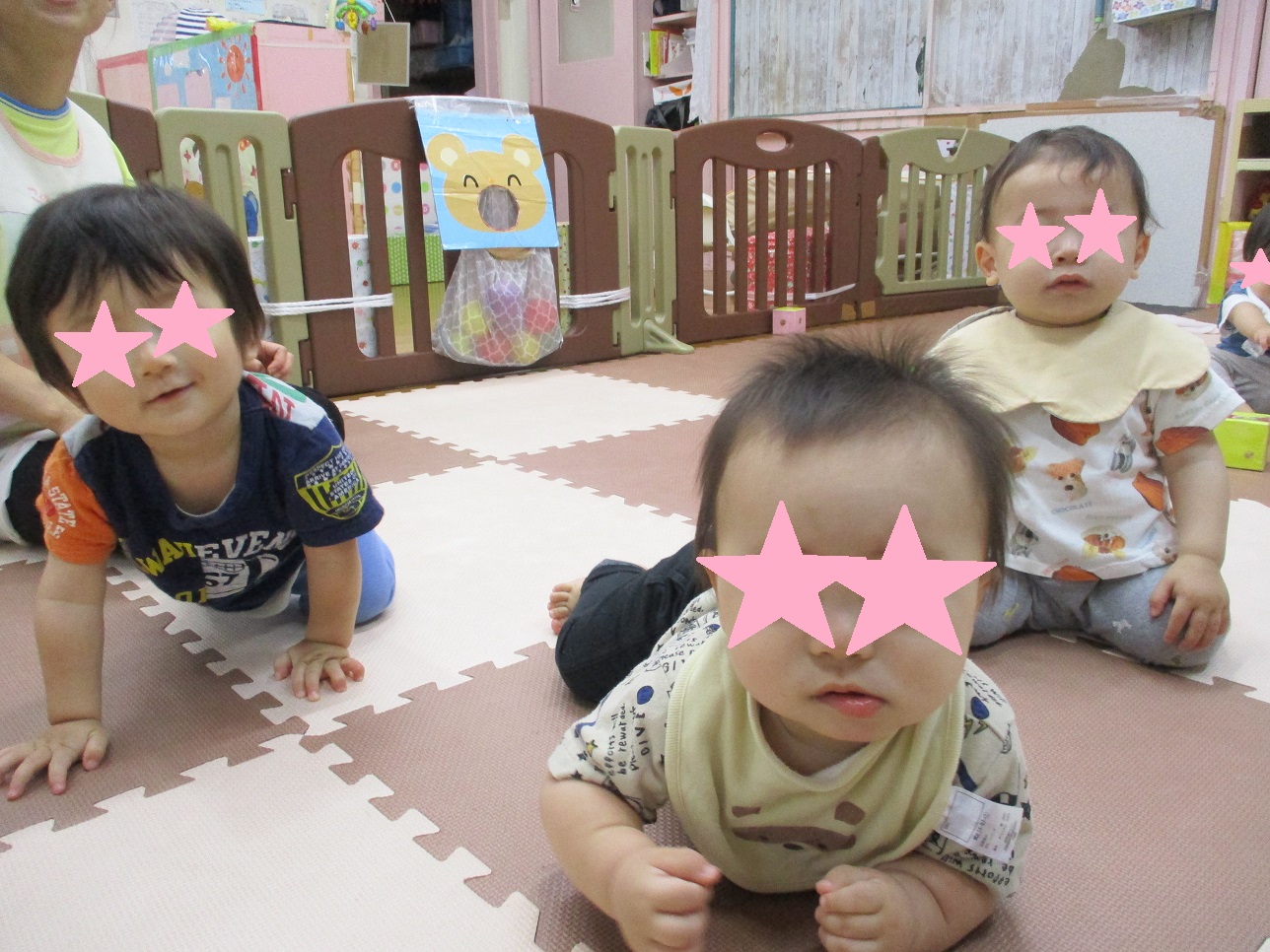 ハイハイやずり這い、座っている赤ちゃんたち