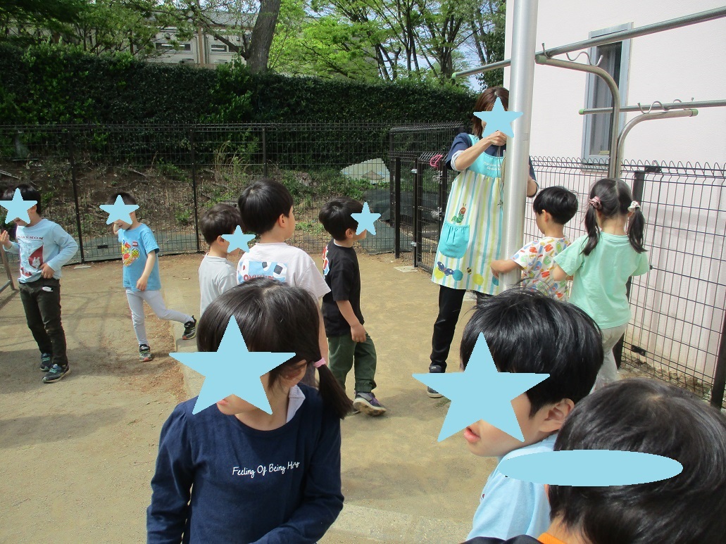 子どもたちが大人の周りを歩いている