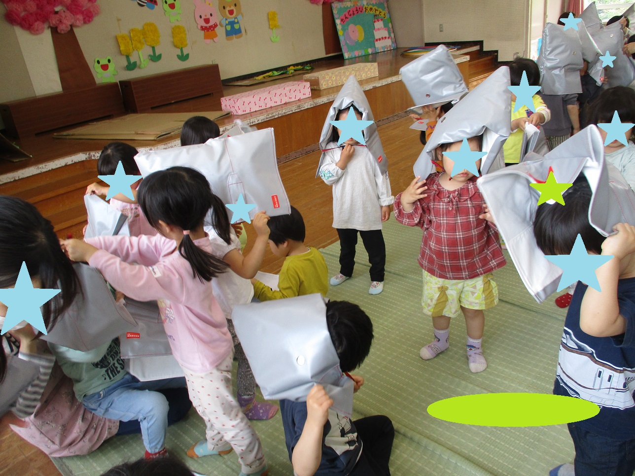 子どもたちが防災頭巾をかぶる練習をしている