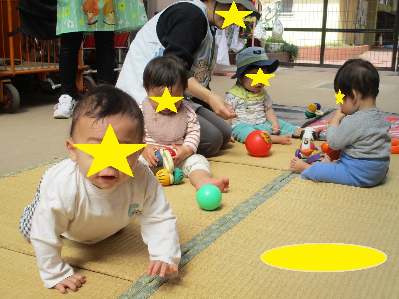 赤ちゃんがハイハイや座っている。