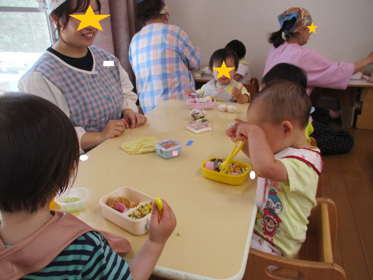 1歳児クラスの子どもたちがお弁当を食べている