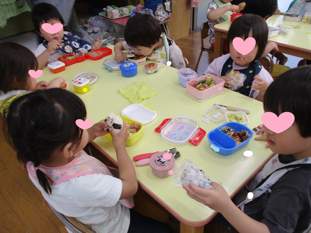 2歳児クラスの子どもたちがお弁当を食べている
