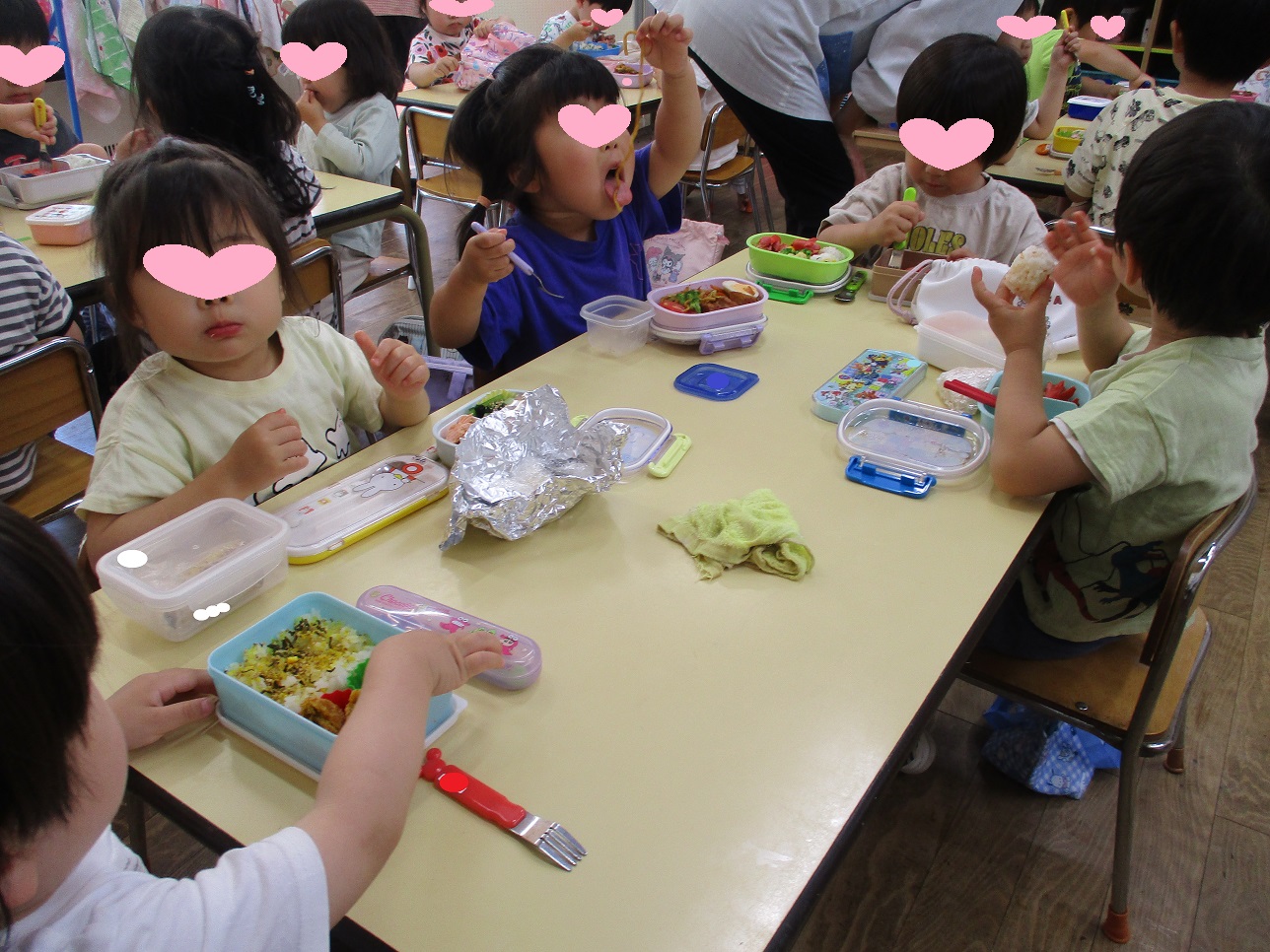 子どもたちがお弁当を食べている。