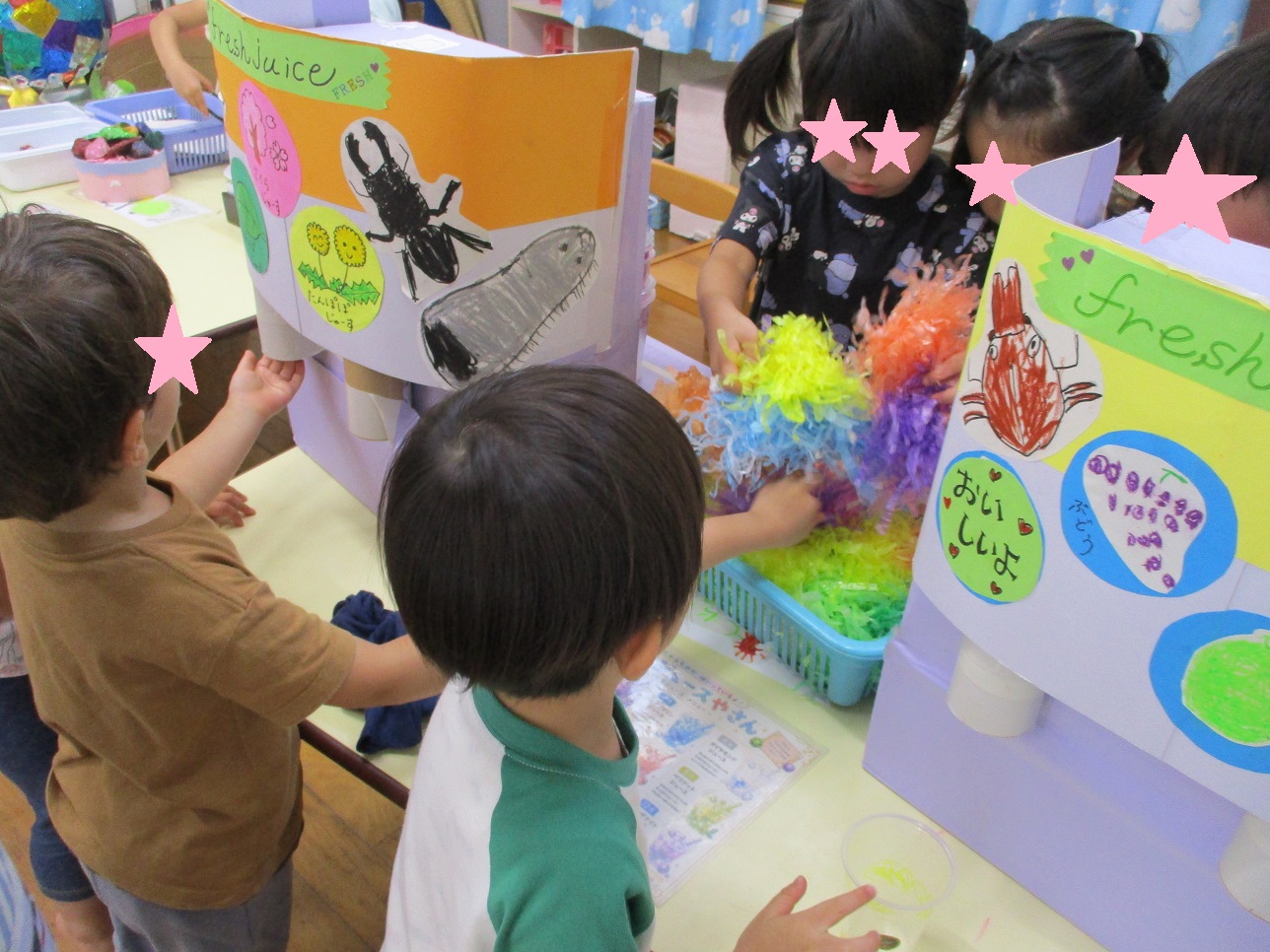 こどもたちが作ったジュース屋さんコーナーで遊んでいる