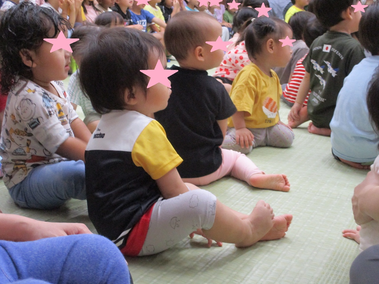 子どもたちが座ってみている様子