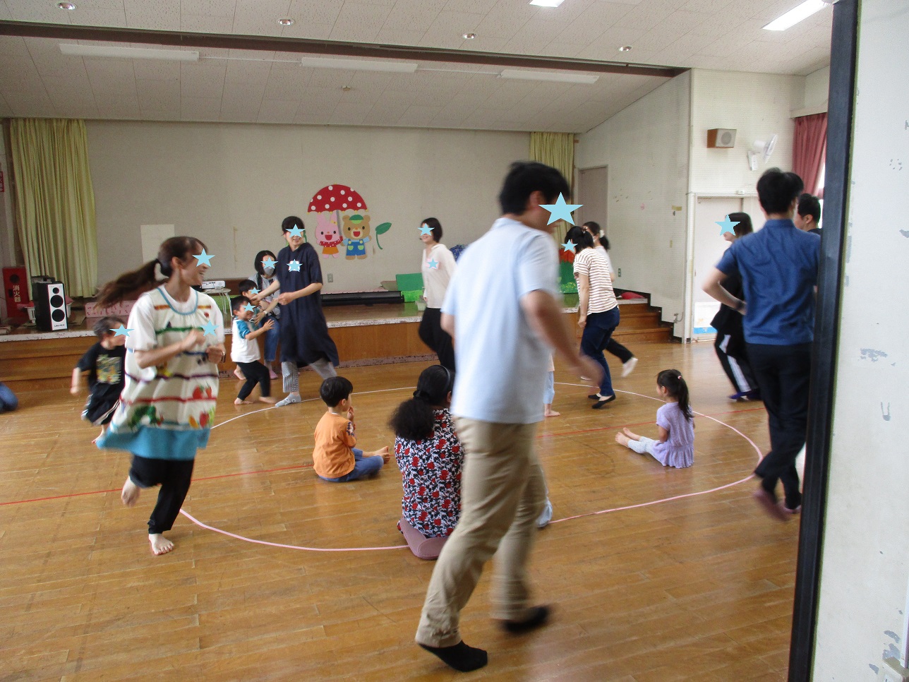 親子で音楽に合わせて円を走っている