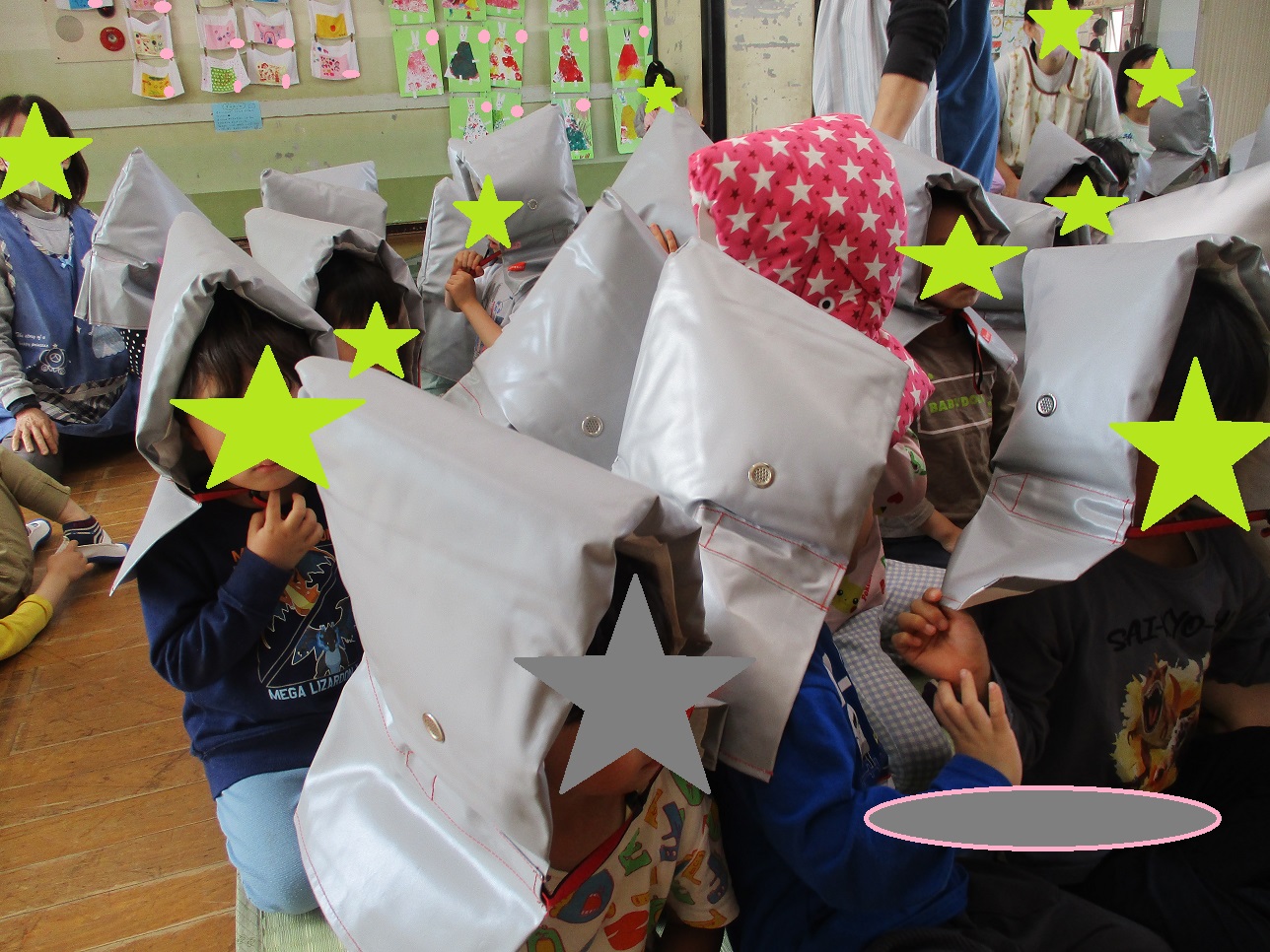 子どもたちが防災頭巾をかぶっている