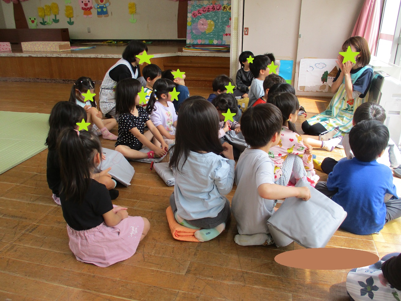 子どもたちが集まり大人の話を聞いている