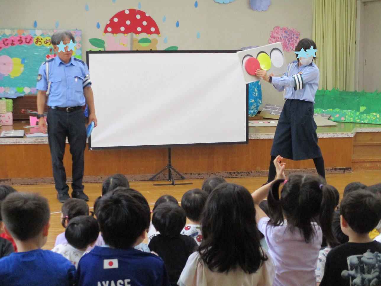 交通安全協会の方と信号の色や並びについて考えりこどもたち