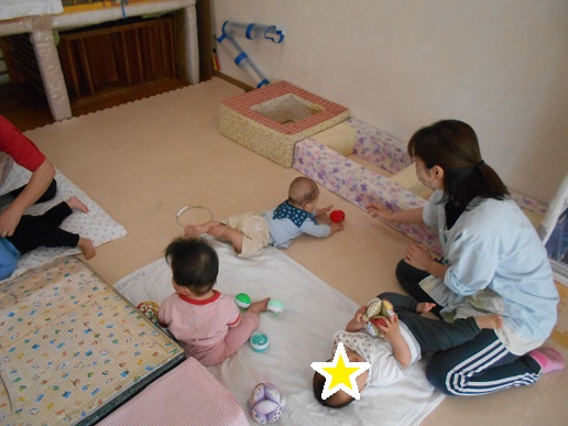 赤ちゃんが遊んでいる様子