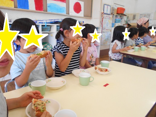 おやつを食べているところ