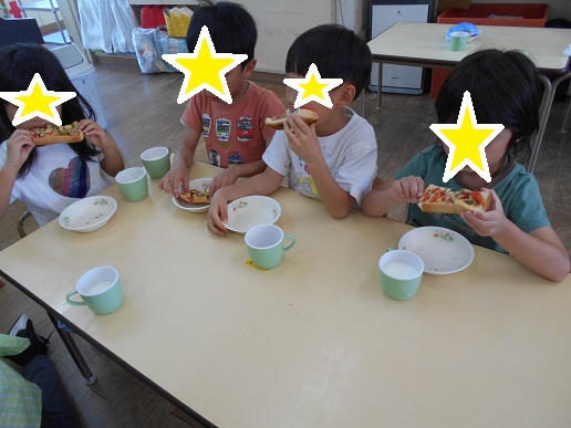 おやつを食べているところ2