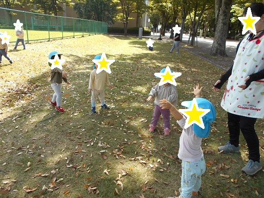落ち葉で遊んでいるところ