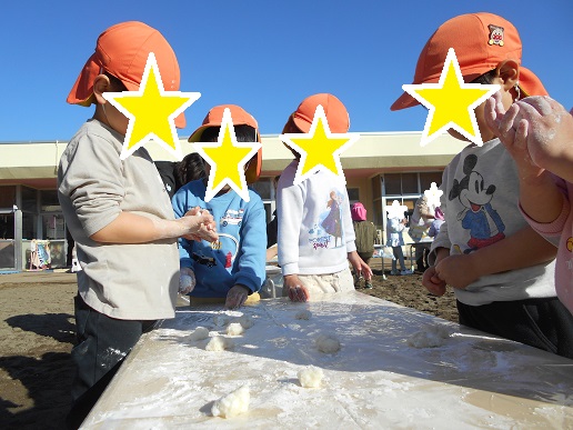 もちをこねているところ