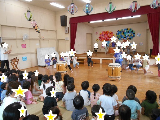 太鼓を叩いているところ
